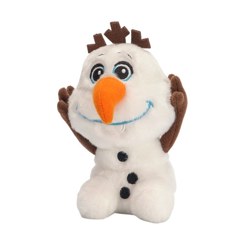 Bréagán plush féilte ina sheasamh ag sneachta Bréagán plush féilte ina sheasamh ag sneachta